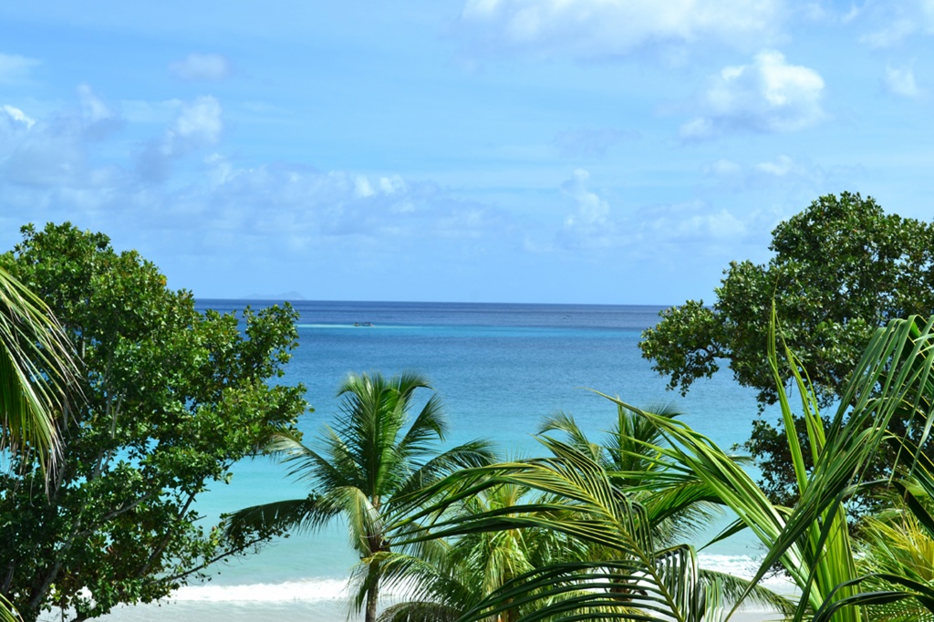 Сейшелы вылет. Coral Strand Сейшелы. Four Seasons Resort Seychelles на о.Маэ. Коралловый остров Сейшелы недвижимость. Сейшелы экономика.